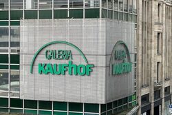 Fassade der Kaufhof-Filiale mit Galeria-Kaufhof-Schriftzug