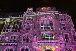 Die Fassade des Verwaltungshauses Elberfeld in lila mit bunten Zuckerstanden, Keksen und Süßigkeiten