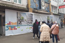 Das Baustellen-Banner am renovierungsbedürftigen Haus in der Poststraße