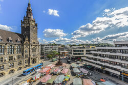 Blick auf den Neumarkt mit Marktständen und Gebäuden im Hintergrund